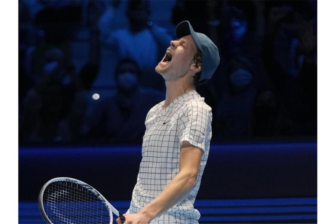Emotionaler Sieg: Sinner gewinnt für Berrettini Jannik Sinner feiert nach seinem Sieg gegen Hubert Hurkacz. Foto: Luca Bruno/AP/dpa