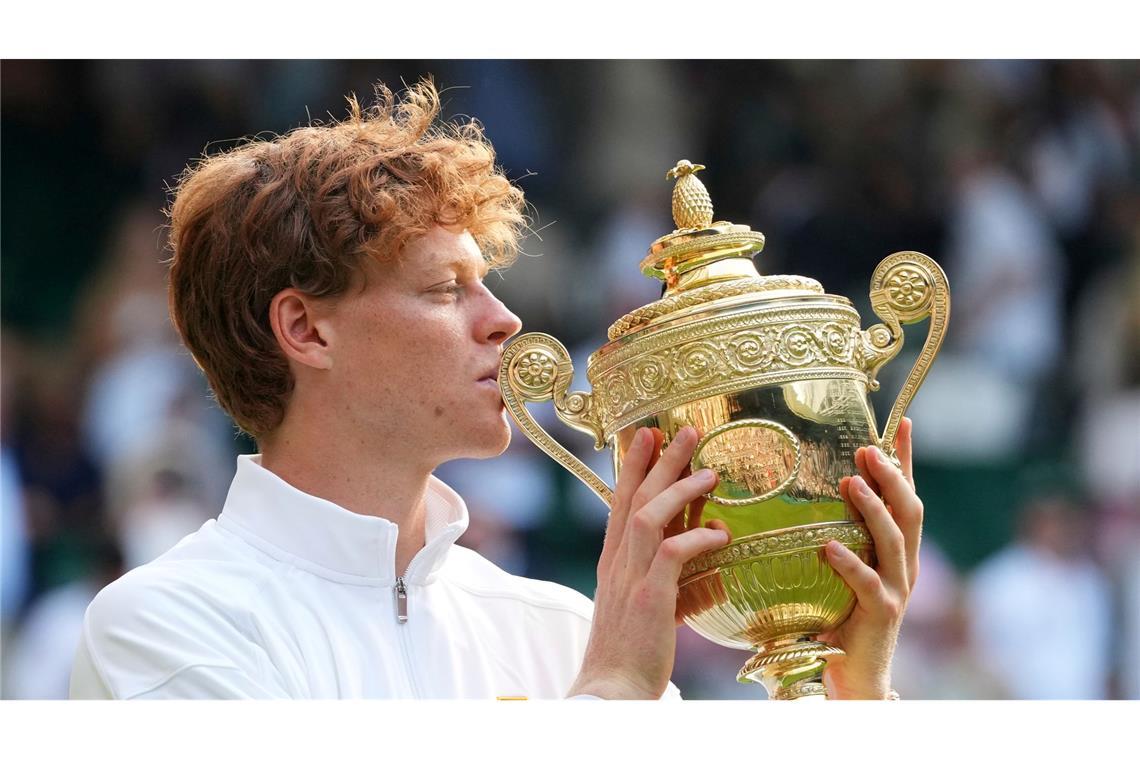 "Für die Ewigkeit" - Sinners Drohung an die Konkurrenz Jannik Sinner feiert seinen ersten Wimbledon-Triumph.