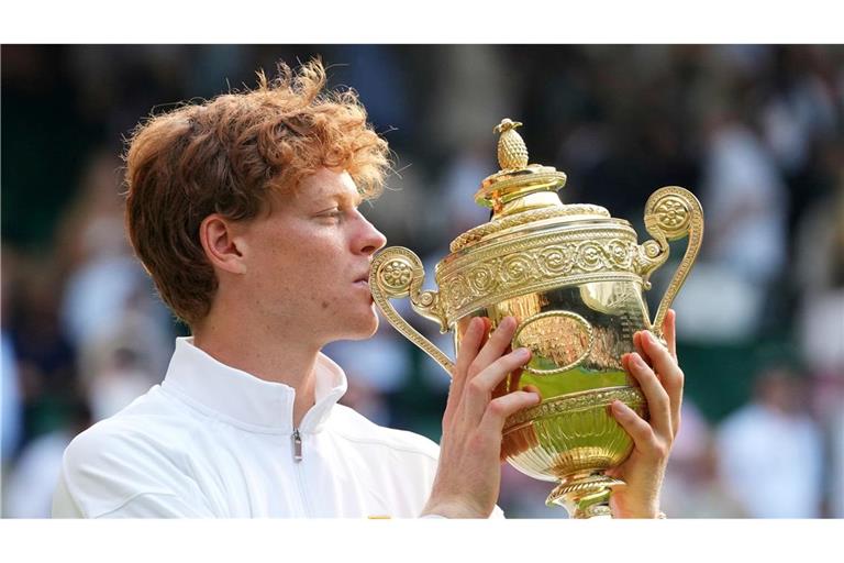 Jannik Sinner feiert seinen ersten Wimbledon-Triumph.
