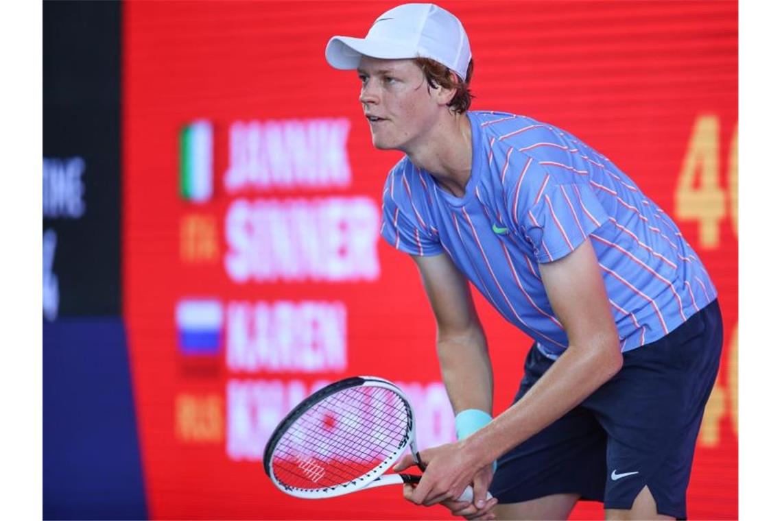 Jannik Sinner hat in Berlin sein Match gegen Karen Chatschanow gewonnen. Foto: Andreas Gora/dpa