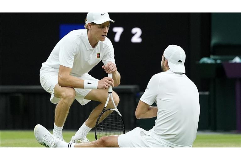 Jannik Sinner (l) kümmert sich um Grigor Dimitrow.