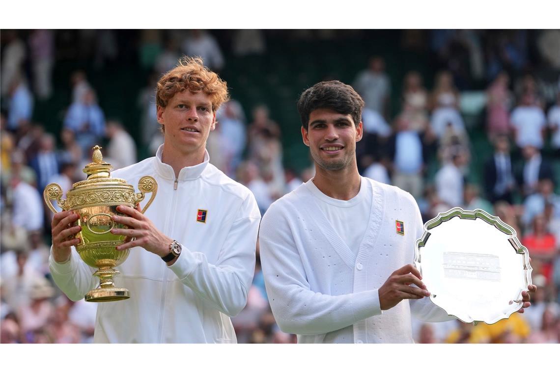 Jannik Sinner (l) möchte seinen Titel verteidigen, Carlos Alcaraz fehlt verletzt. (Archivbild)