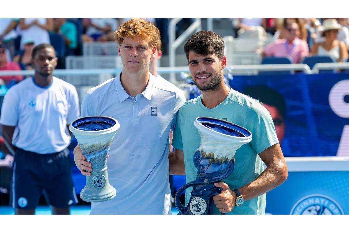 Jannik Sinner (l) und Carlos Alcaraz bei der Siegerehrung.