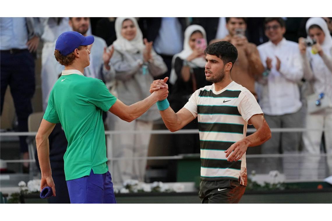Jannik Sinner (l) und Carlos Alcaraz (r) stehen sich zum dritten Mal nacheinander im Endspiel eines Grand-Slam-Turniers gegenüber.