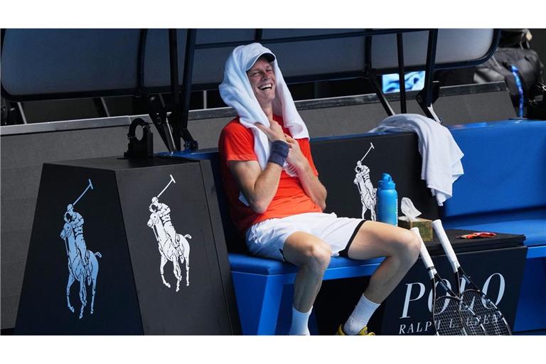 Jannik Sinner lacht während einer Trainingspause.