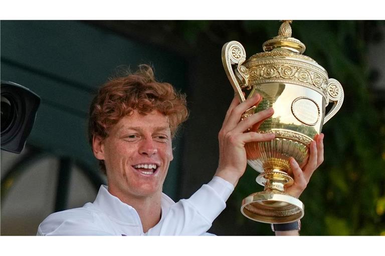 Jannik Sinner präsentiert die Trophäe für den Wimbledonsieg.
