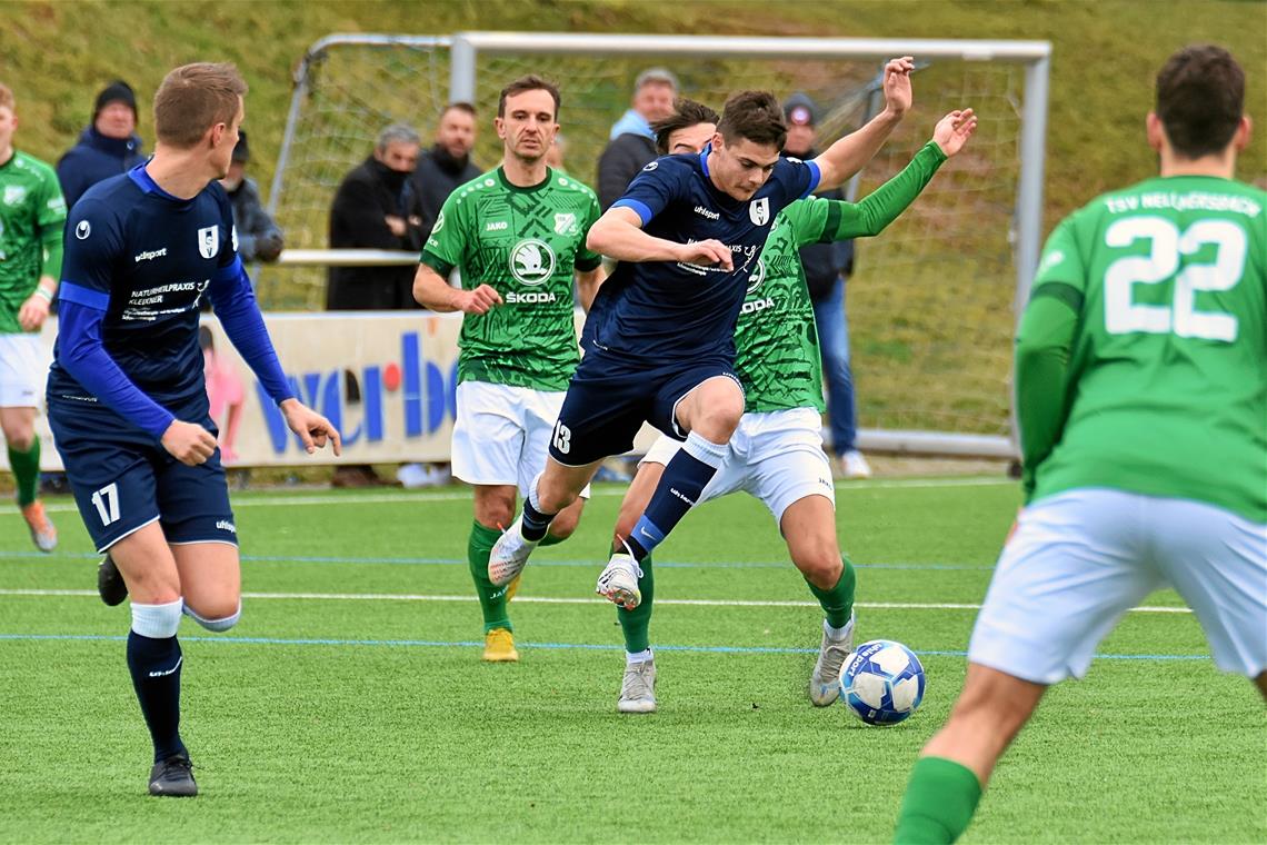 Jannis Scholz (Mitte) und der SV Unterweissach stecken in der Fußball-Bezirksliga noch mitten im Abstiegskampf – wie so viele Vereine in mehreren Klassen. Foto: Tobias Sellmaier