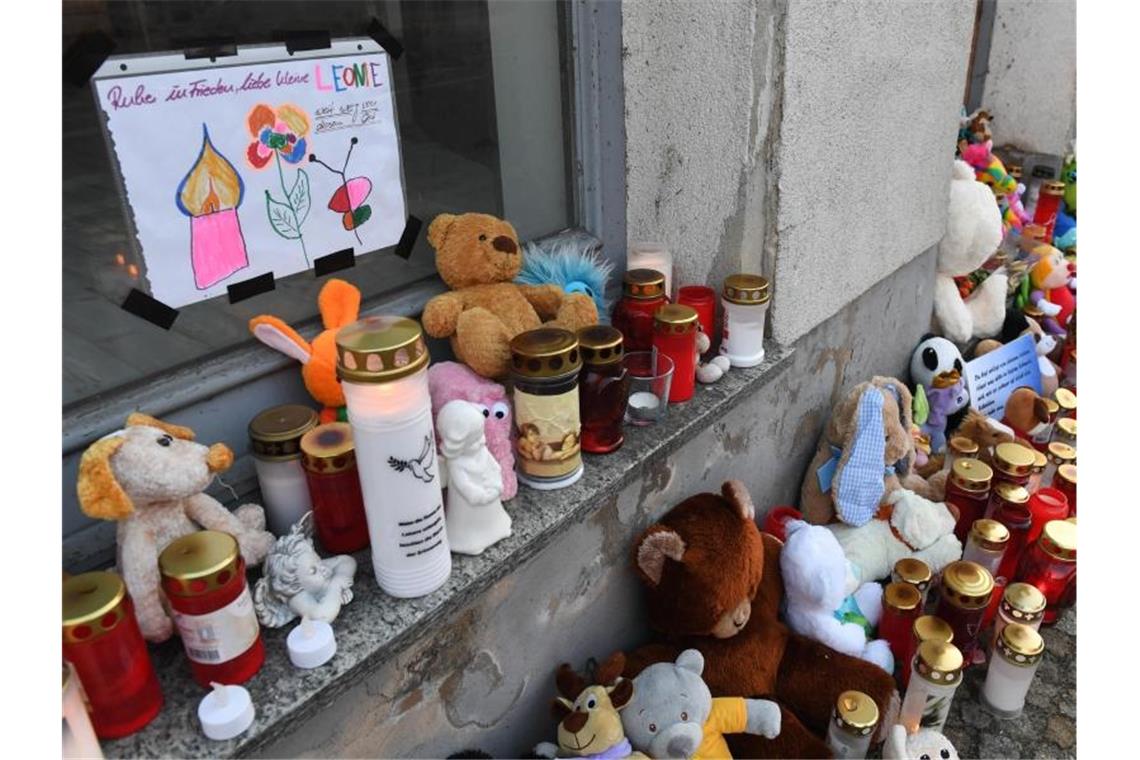 Januar: Kerzen und Plüschtiere vor dem Eingang des Hauses, in dem die Sechsjährige ums Leben kam. Foto: Stefan Sauer