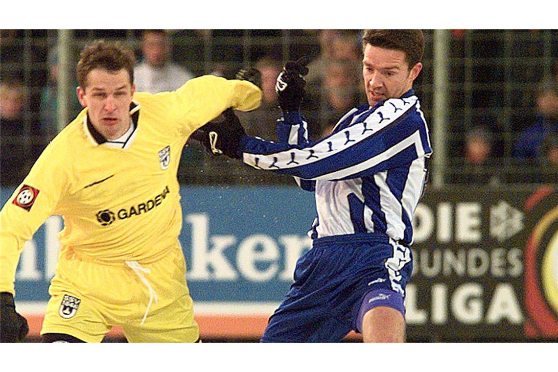 Janusz Gora (re.), Torsten Raspe: Beide Mittelfeldspieler waren für die Kickers und die Spatzen am Ball.