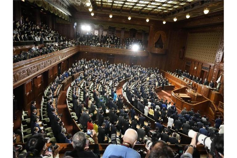 Japanische Abgeordnete im Parlament. In Japan hat am Sonntag die Wahl zum Unterhaus begonnen. Foto: Eugene Hoshiko/AP/dpa