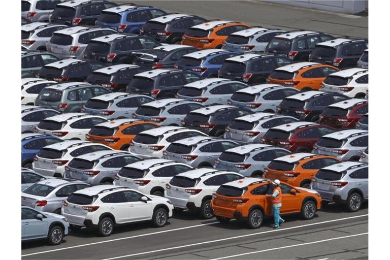 Japanische Autos stehen vor ihrem Export auf einem Parkplatz am Seehafen Kawasaki. Foto: -/kyodo/dpa