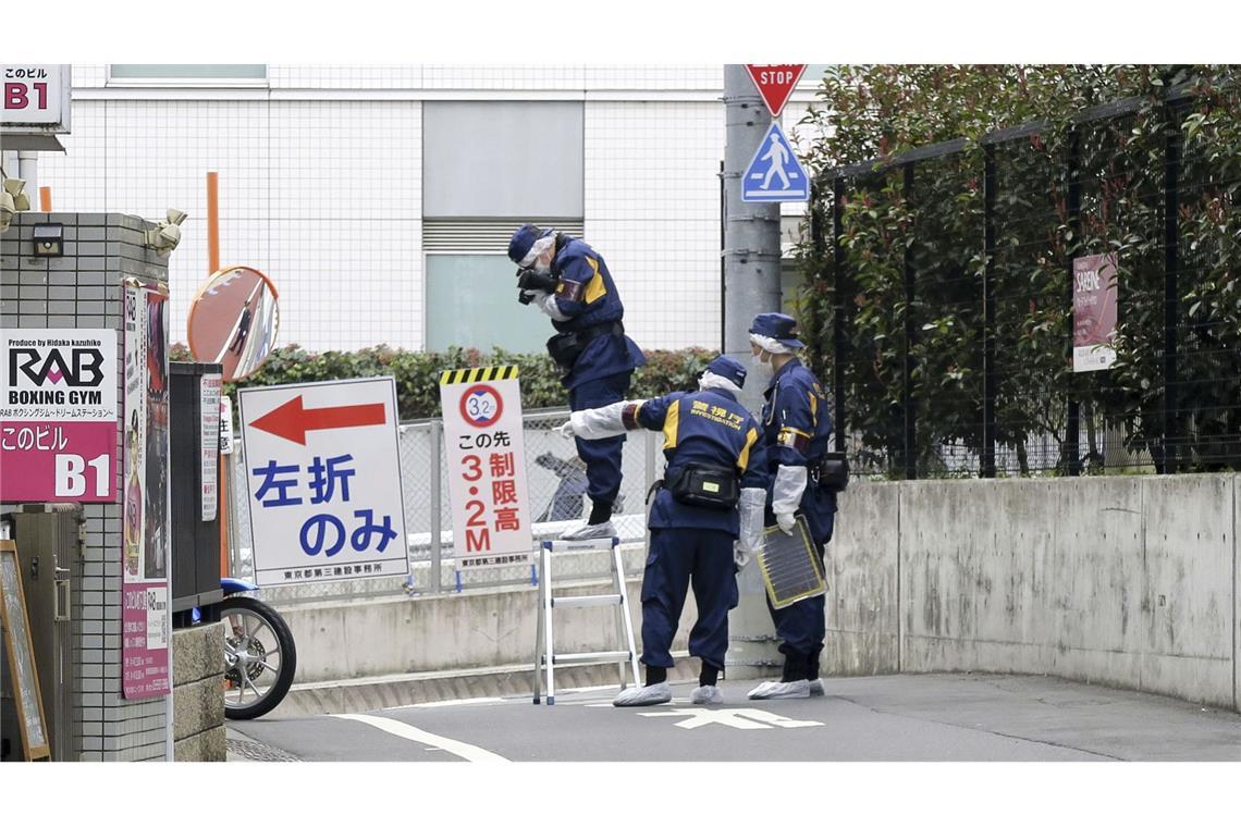 Während Livestream getötet: Mann sticht Influencerin nieder Japanische Polizeiermittler arbeiten in der Nähe des Tatorts nachdem eine Frau in Tokio während eines Live-Streams auf offener Straße niedergestochen wurde
