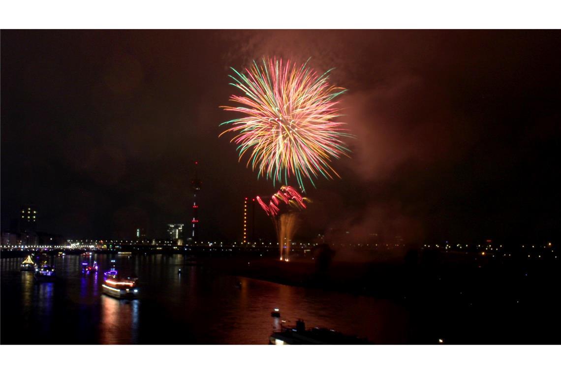 Japanisches Feuerwerk erhellte Ende Mai 2025 den Nachthimmel über dem Rhein. (Archivbild).