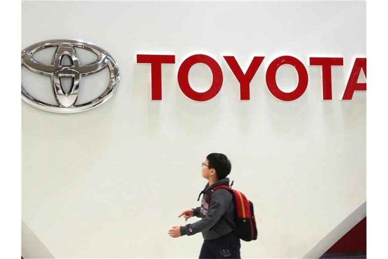 Japans größter Autobauer Toyota hat seine Jahresprognose dank der Yen-Schwäche angehoben. Foto: Koji Sasahara/AP/dpa