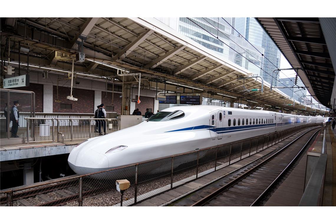Japans Hochgeschwindigkeitszug Shinkansen ist berühmt für seine Pünktlichkeit. (Archivbild)