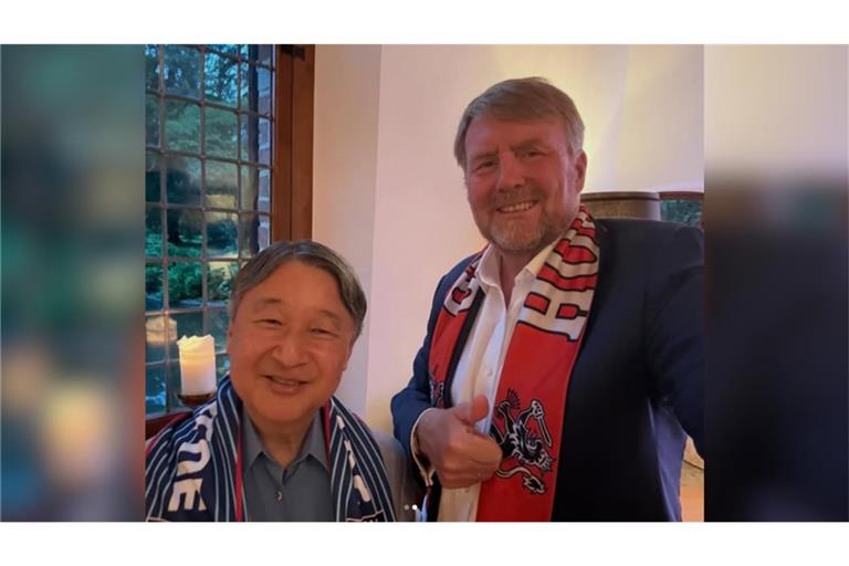 Japans Kaiser Naruhito (l.) und der niederländische König Willem-Alexander machen beim Fußballgucken Selfies.
