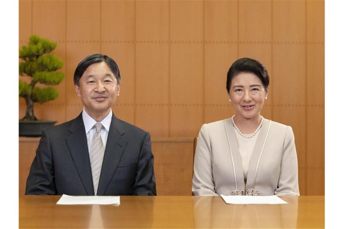 Japan sorgt sich um Zukunft des Kaiserhauses Japans Kaiser Naruhito und seine Frau Kaiserin Masako während ihrer Neujahrs-Videobotschaft. Foto: Uncredited/The Imperial Household Agency of Japan/AP/dpa
