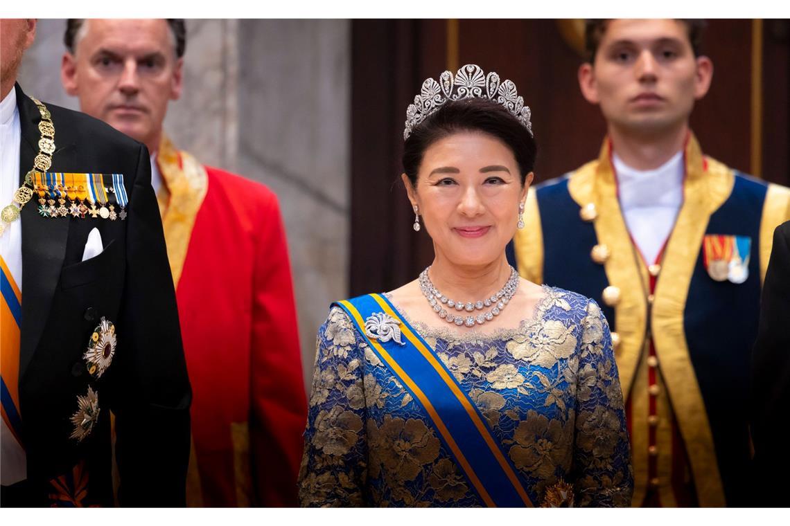 Japans Kaiserin Masako setzte auf ein blaues Kleid mit floralen Applikationen.
