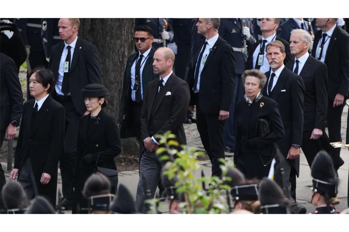Japans Kronprinz Akishino (l-r) und Kronprinzessin Kiko, Großbritanniens Prinz William und Großbritanniens Prinzessin Anne folgen dem Trauerzug anlässlich der Beisetzung des norwegischen Königs Harald V., als sie an der Osler Domkirche eintreffen.