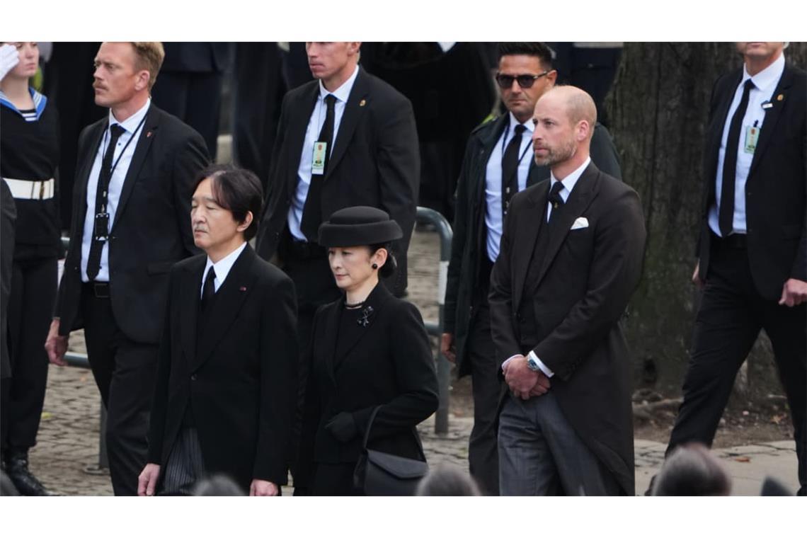 Japans Kronprinz Akishino (l-r) und Kronprinzessin Kiko sowie der britische Prinz William folgen dem Trauerzug anlässlich der Beisetzung des norwegischen Königs Harald V., als sie an der Osloer Kathedrale eintreffen.