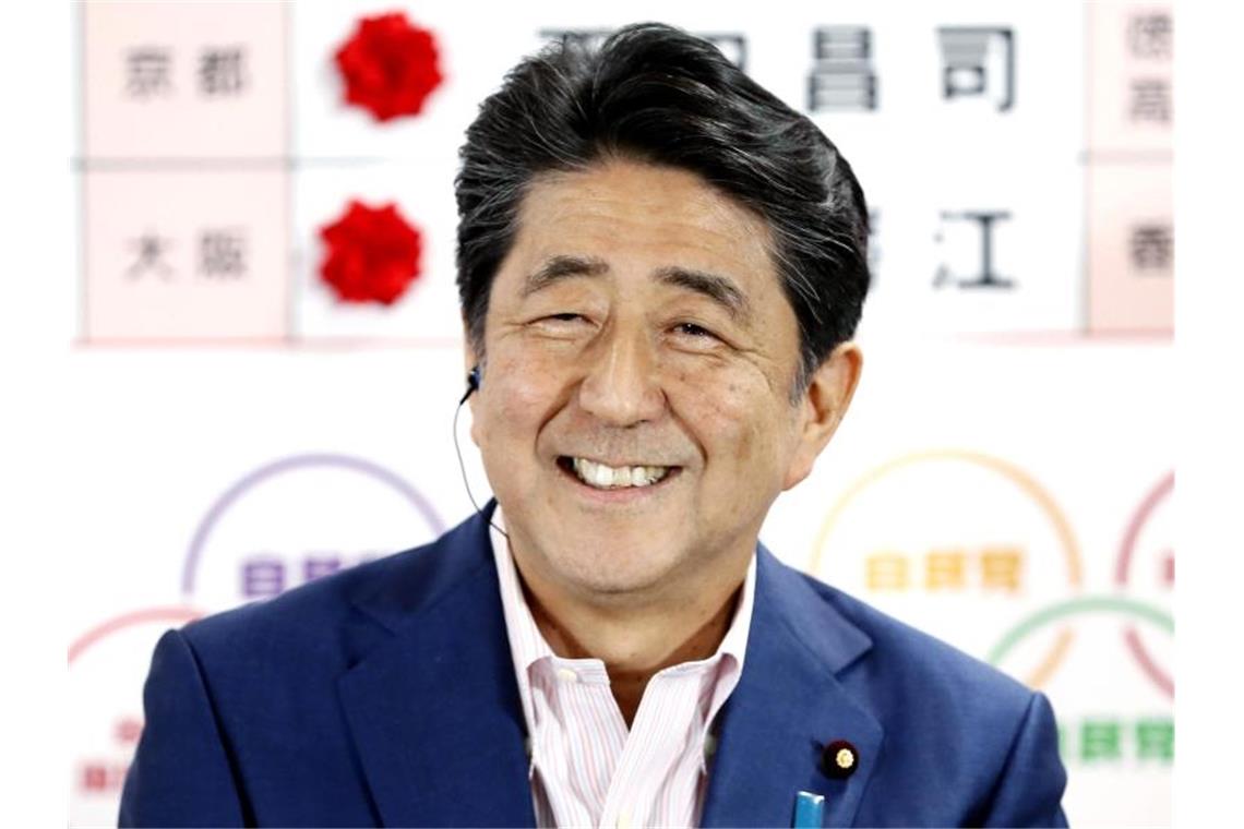 Japans Regierungschef Abe verfehlt Zwei-Drittel-Mehrheit Japans Ministerpräsident Shinzo Abe hält mit seiner Regierungskoalition weiter klar die Mehrheit im Oberhaus. Foto: Yohei Kanazashi/Kyodo News/AP