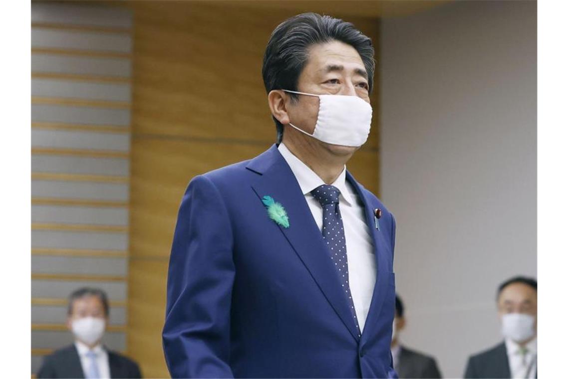 Japans Ministerpräsident Shinzo Abe hat den Notstand auf alle Provinzen des Landes ausgeweitet. Foto: Uncredited/Kyodo News/AP/dpa