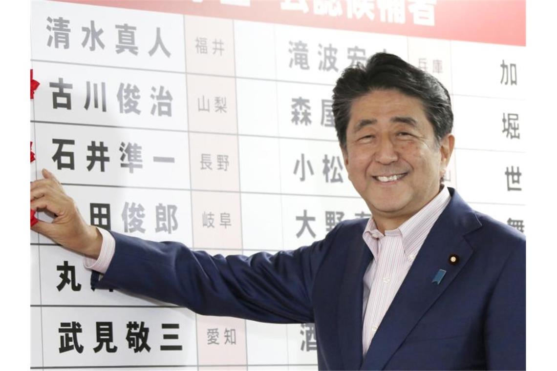 Japans Regierungslager siegt bei Oberhauswahl Japans Ministerpräsident Shinzo Abe strebt seit langem eine Änderung der pazifistischen Nachkriegsverfassung an. Dafür benötigt er eine Zweidrittel-Mehrheit in beiden Parlamentskammern. Foto: Koji Sasahara/AP