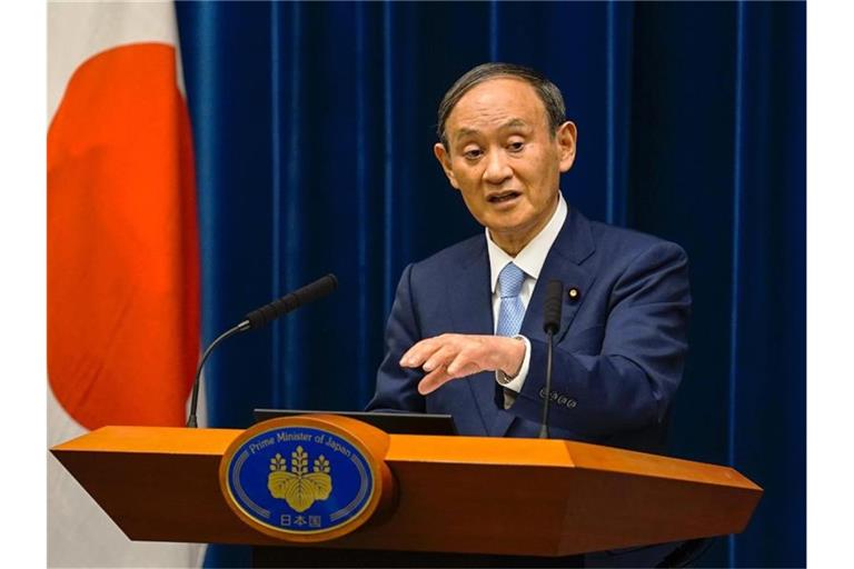 Japans Ministerpräsident Yoshihide Suga will Medienberichten zufolge zurücktreten. Foto: Kimimasa Mayama/Pool EPA/AP/dpa