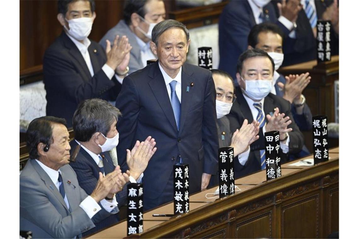 Suga ist neuer Regierungschef in Japan Japans neuer starker Mann heißt Yoshihide Suga. Der 71-Jährige tritt die Nachfolge von Shinzo Abe an - und erbt große Herausforderungen. Foto: -/kyodo/dpa