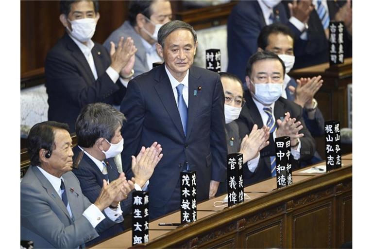 Japans neuer starker Mann heißt Yoshihide Suga. Der 71-Jährige tritt die Nachfolge von Shinzo Abe an - und erbt große Herausforderungen. Foto: -/kyodo/dpa