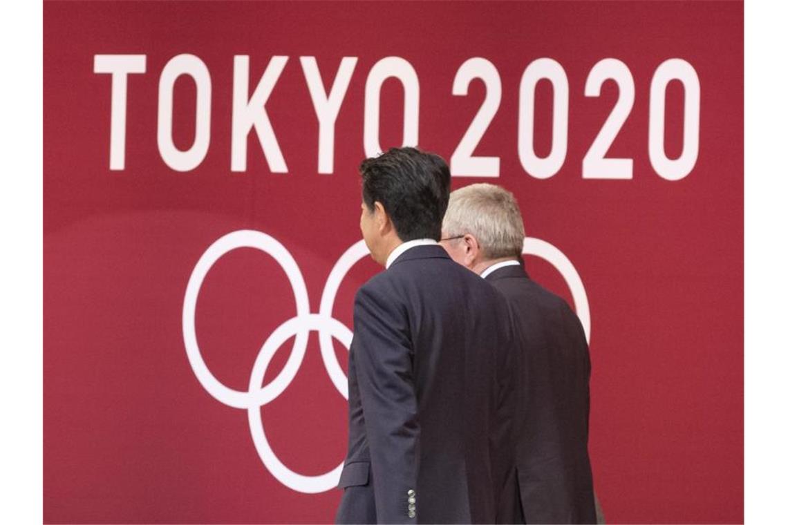 Japans Premierminister Shinzo Abe (l) und IOC-Präsident Thomas Bach sollen sich auf die Verschiebung der Olympischen Spiele in Tokio um ein Jahr verständigt haben. Foto: Rodrigo Reyes Marin/ZUMA Wire/dpa
