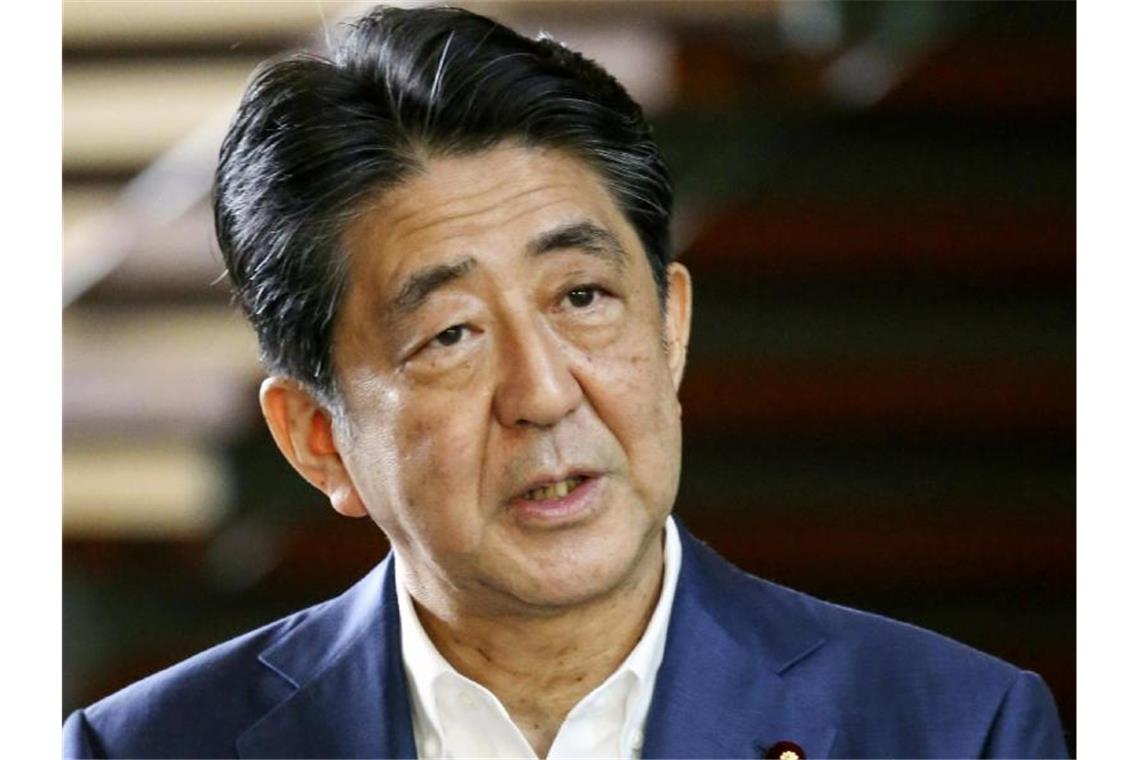 Japans Premierminister Shinzo Abe tritt aus gesundheitlichen Gründen zurück. Foto: Uncredited/Kyodo News/AP/dpa