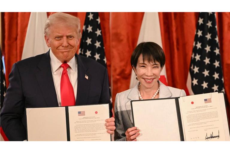 Signal an China –  Japan und USA stärken Allianz Japans Premierministerin Sanae Takaichi (R) und US-Präsident Donald Trump präsentieren das Abkommen.