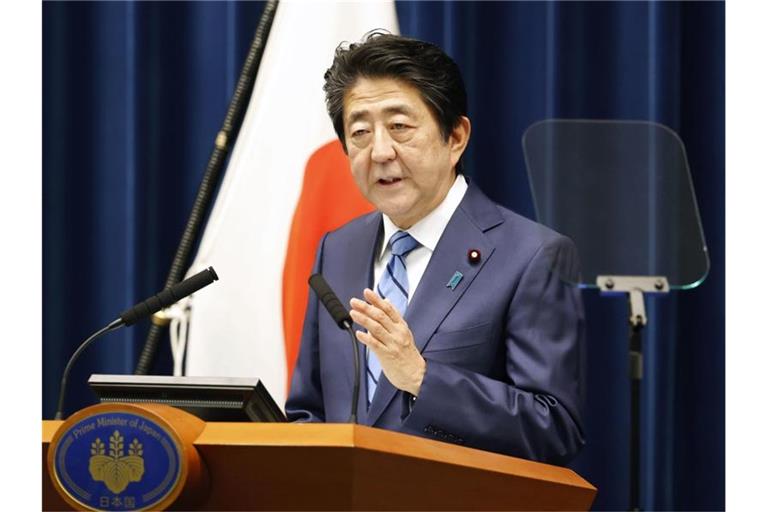 Japans Premierminsiter Shinzo Abe zieht die Verschiebung der Sommerspiele in Tokio in Betracht. Foto: -/Kyodo/dpa