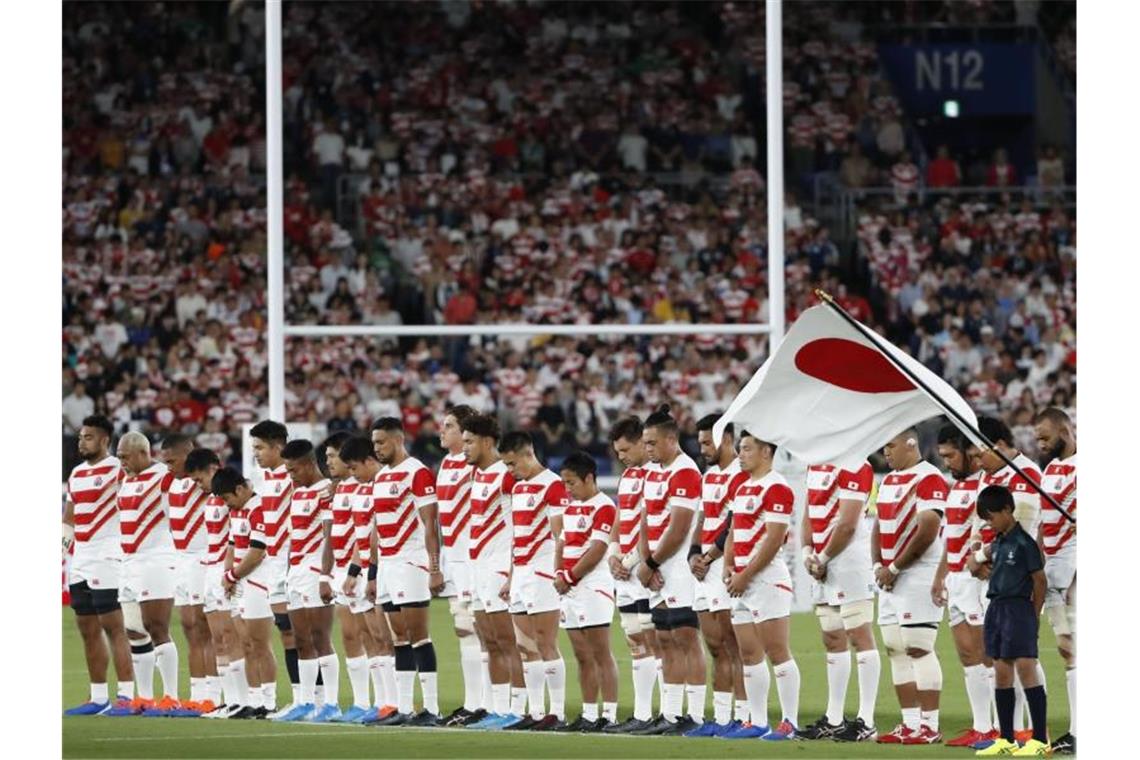 Japans Rugby-Nationalmannschaft gedenkt vor dem Spiel gegen Schottland der Opfer des Taifuns „Hagibis“. Foto: -/kyodo/dpa