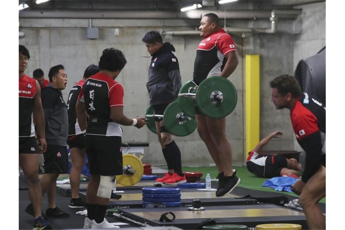 Japans Rugbyspieler trainieren für das Viertelfinalspiel gegen Südafrika in Tokio. Foto: Koji Sasahara/AP/dpa