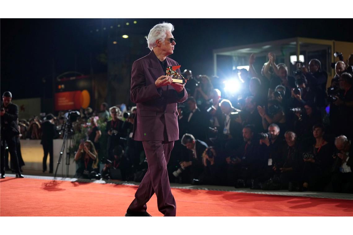 Leises Kino statt Moral-Anklage: Jarmusch gewinnt in Venedig Jarmuschs Film "Father Mother Sister Brother" erzählt in drei Episoden von Familiendynamiken.