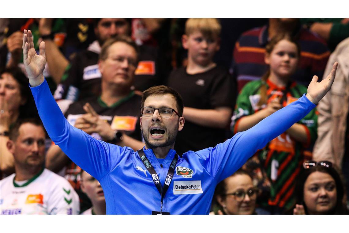 Jaron Siewert (Füchse Berlin, 31 Jahre alt): Siewert beendete mit nur 20 Jahren seine aktive Karriere, um Trainer zu werden – heute ist er der erste Meistermacher der Füchse Berlin. 2023 holte er mit seinem Team die EHF European League, 2025 dann die historische erste Bundesliga-Meisterschaft. Trotz eines Schlaganfalls mit 28 kehrte er schnell zurück und führte die Berliner souverän auf Champions-League-Kurs.