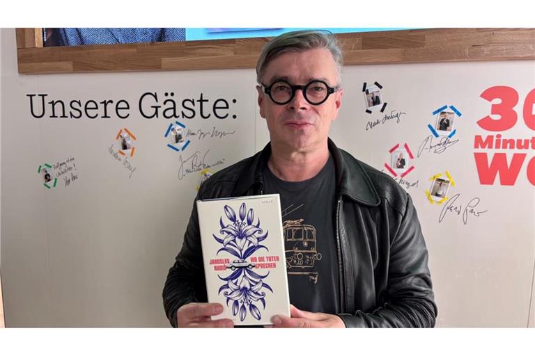 Jaroslav Rudis mit seinem neuen Roman "Wo die Toten sprechen" auf der Frankfurter Buchmesse. Jetzt liest er daraus in Stuttgart.