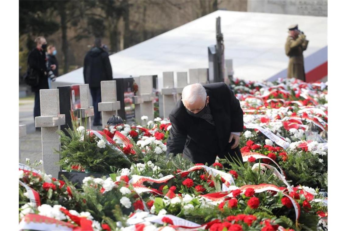 Polens Führung gedenkt der Opfer des Smolensk-Absturzes Jaroslaw Kaczynski, polnischer Vize-Regierungschef und Vorsitzender der Regierungspartei Recht und Gerechtigkeit (PiS), bei der Gedenkfeier. Foto: Albert Zawada/PAP/dpa
