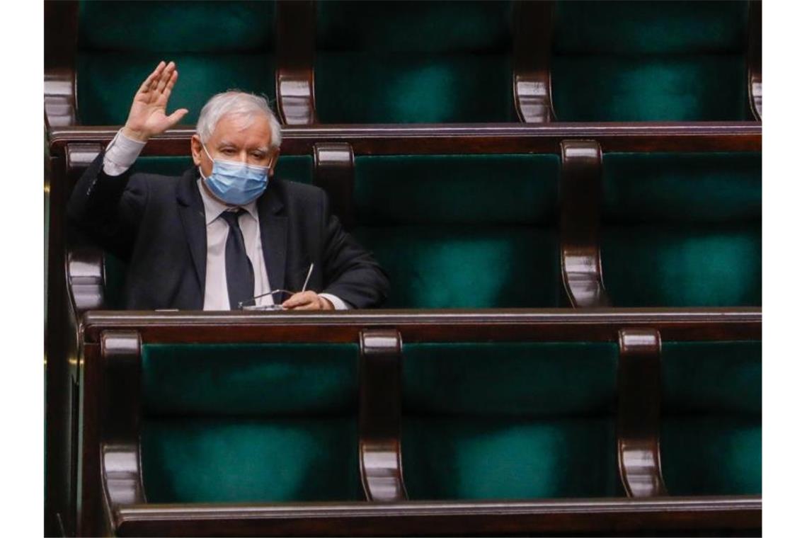 Jaroslaw Kaczynski, Vorsitzender der nationalkonservativen Regierungspartei PiS, hebt während einer Parlamentssitzung. Foto: Grzegorz Banaszak/ZUMA Wire/dpa