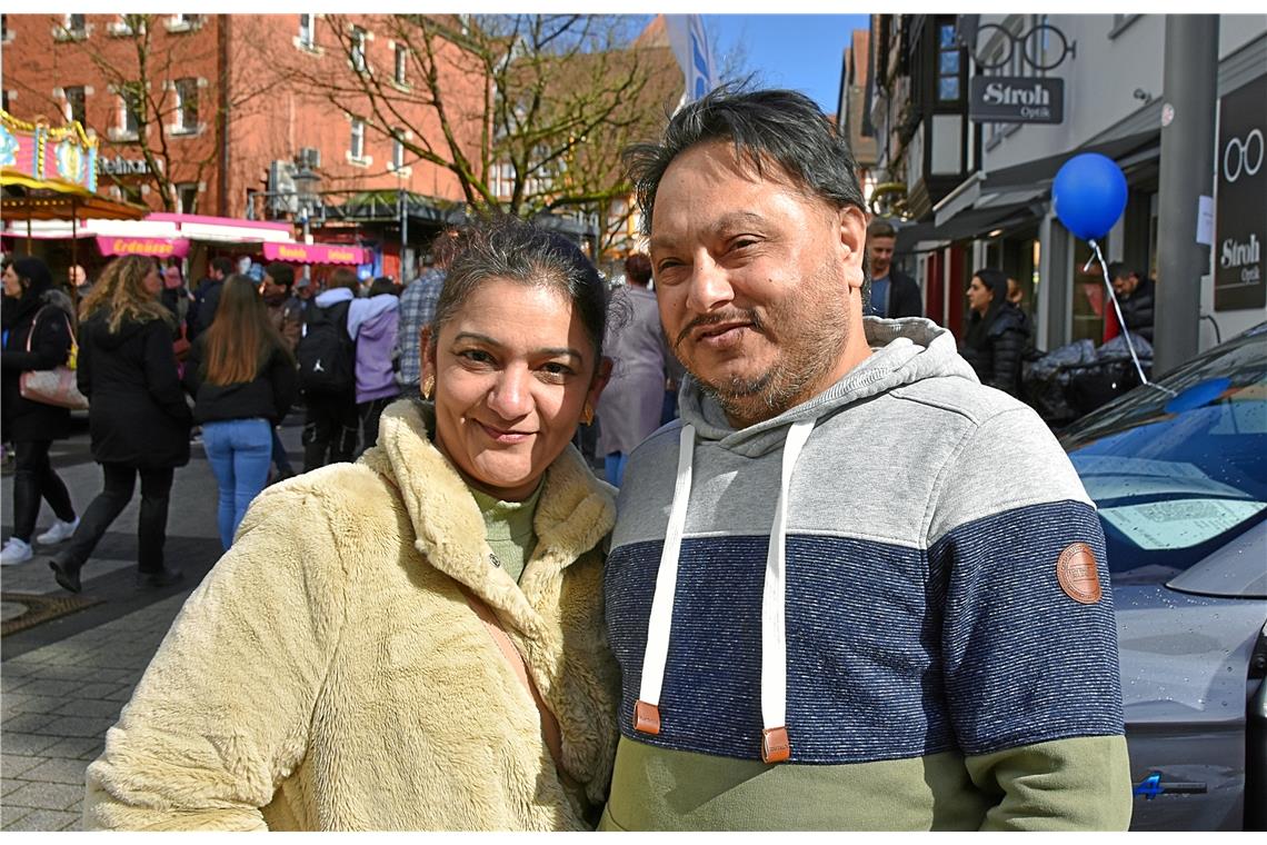 Jasbir Kaur und ihr Ehemann genießen den freien Sonntag in der Innenstadt. 