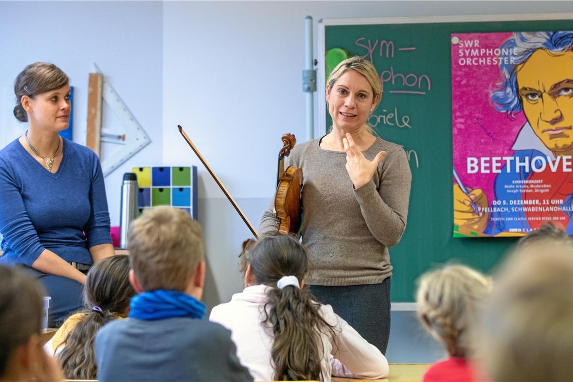 Jasmin Bachmann (links) und Gabriele Turck erläutern unter anderem den Aufbau und die Funktionsweise einer Geige. Foto: A. Becher