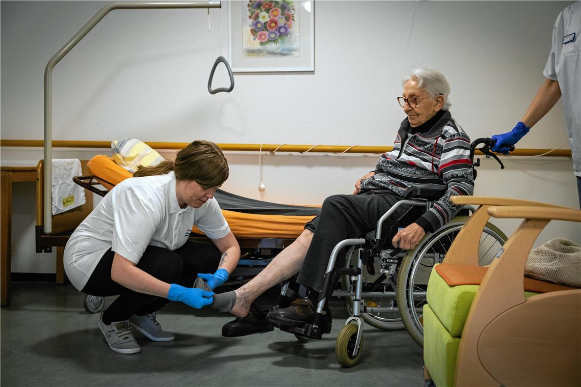 Diakoniestation Weissacher Tal wegen Personalmangel im Umbruch Jasmin Czaker (links) kümmert sich gerne um die Pflegebedürftigen. Schließlich hat der Pflegeberuf viele Vorteile. Er ist krisensicher und bietet eine hohe Flexibilität und die Menschen freuen sich, wenn die Pflegekraft zu ihnen kommt. Foto: Alexander Becher