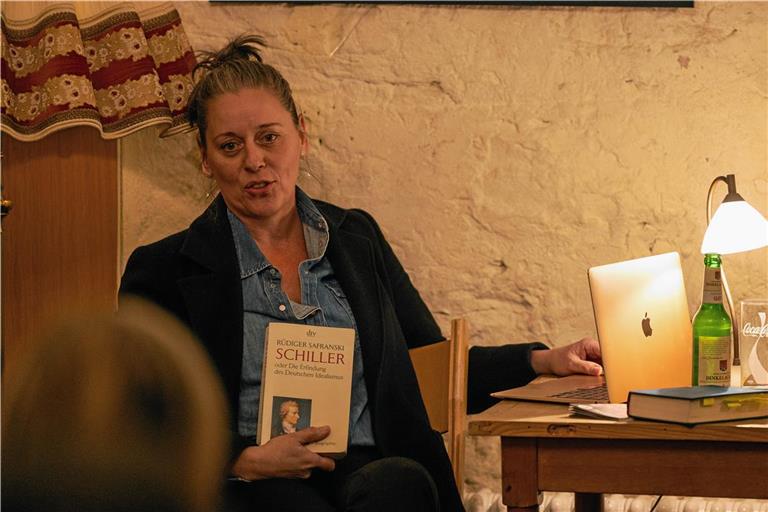 Jasmin Meindl ist „schockverliebt“ in die Schiller-Biografie von Rüdiger Safranski.