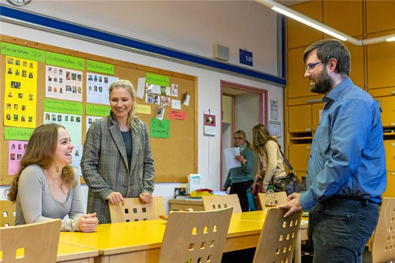 Jasmin Seelig (von links), Pauline Treiber und Manuel Koch freuen sich über den Austausch im Kollegium. Das hilft jungen Lehrkräften, sich im Beruf zurechtzufinden, sagen sie. Foto: Alexander Becher