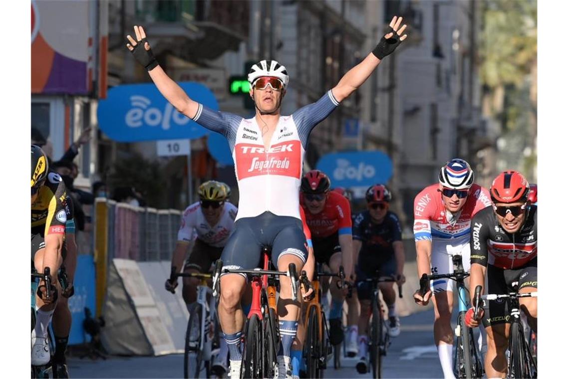 Schachmann fehlt Endschnelligkeit - Stuyven siegt in Sanremo Jasper Stuyven durfte über den Sieg bei Mailand-Sanremo jubeln. Foto: Gian Mattia D'alberto/LaPresse/dpa
