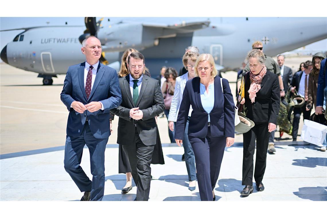 Faeser holt geplatzten Kurzbesuch in Syrien nach Jassir al-Dschundi (M), stellvertretender Außenminister von Syrien, begrüßt die Delegation am Flughafen von Damaskus.