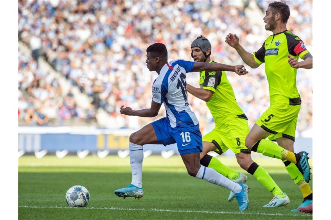 Javairo Dilrosun (l) schoss das 1:0 für Hertha BSC. Foto: Soeren Stache