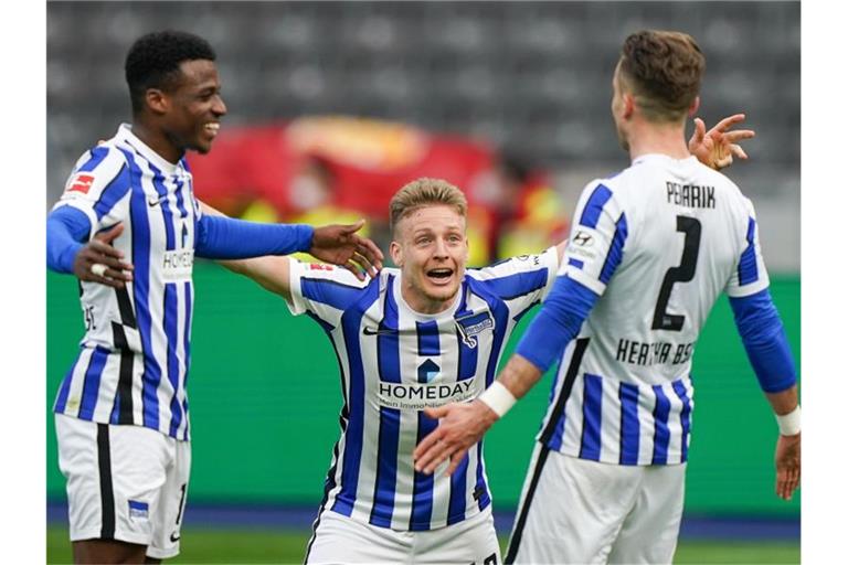 Javairo Dilrosun und Hertha-Kollege Santiago Ascacibar freuen sich mit Torschütze Peter Pekarik (l-r) nach dessen Tor zum 2:0. Foto: Michael Sohn/AP Pool/dpa